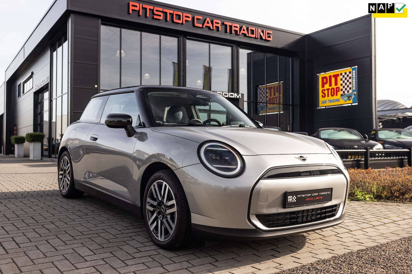 MINI 3-Deurs - Cooper E Classic S 40.7 kWh, NL Auto, Stuurverwarming, SOH 96%, LED! - AutoWereld.nl