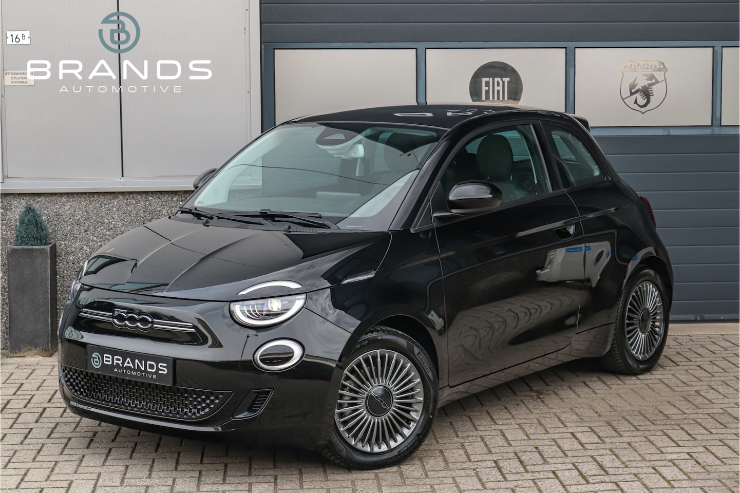 Fiat 500e - Icon 42 kWh Magic Eye Pano Carplay Zeer luxe Garantie - AutoWereld.nl