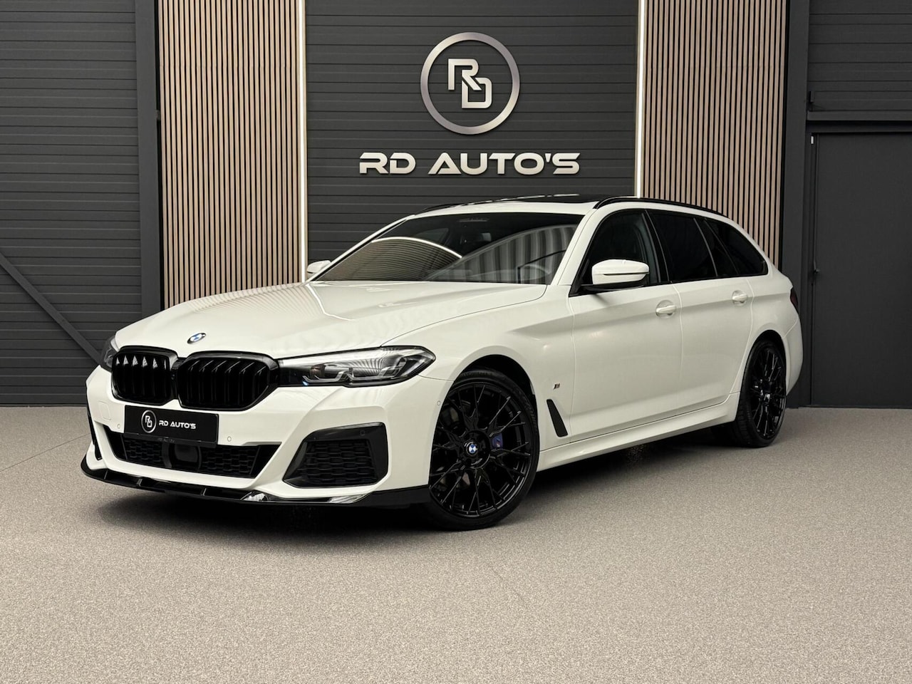 BMW 5-serie Touring - 530i LCI M Sport Pano Camera HUD ACC Led Stuurverwarming - AutoWereld.nl