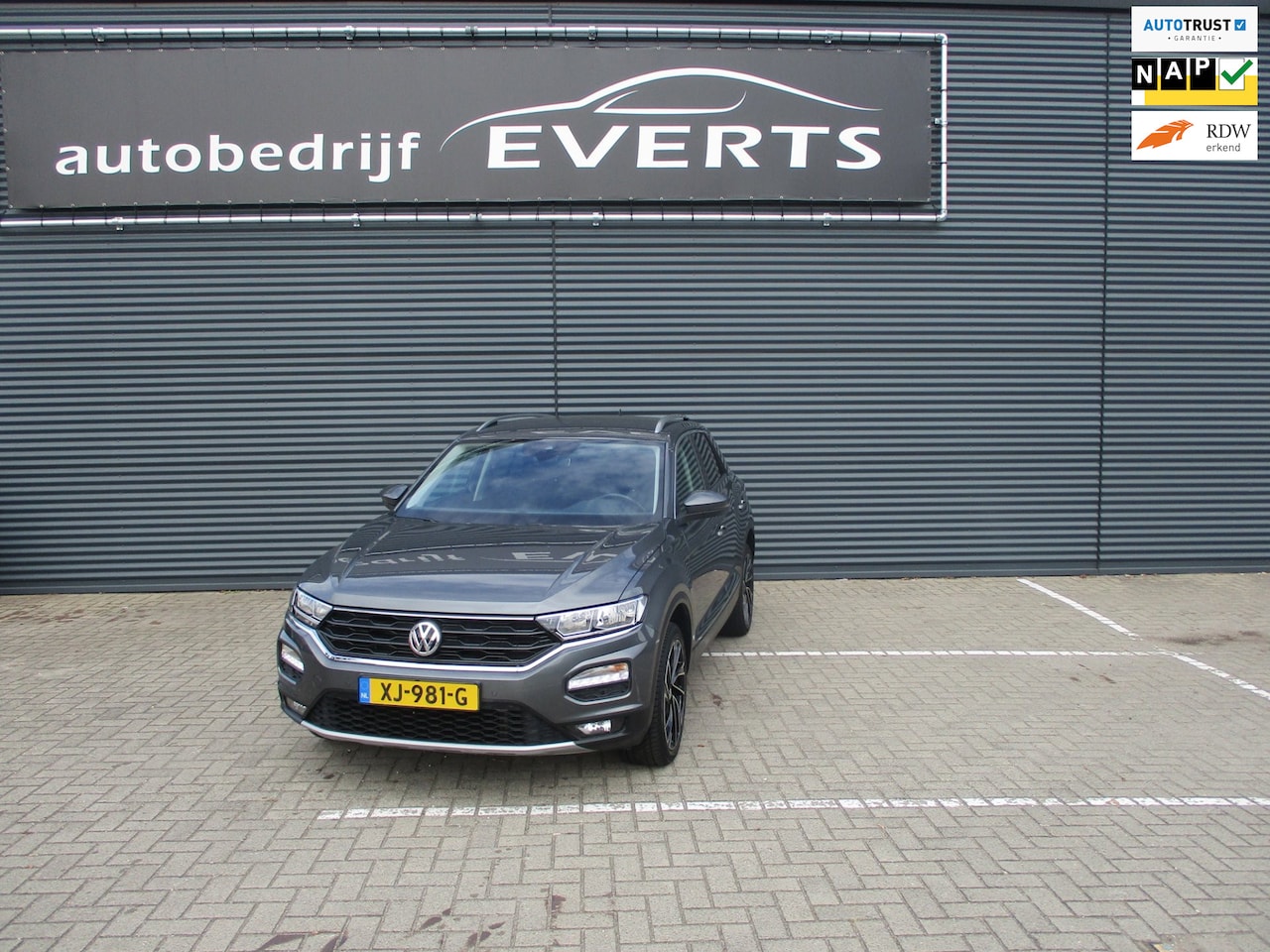 Volkswagen T-Roc - 1.5 TSI Style km 104301 Camera navigatie trekhaak sportvelgen zeer mooie complete auto ver - AutoWereld.nl