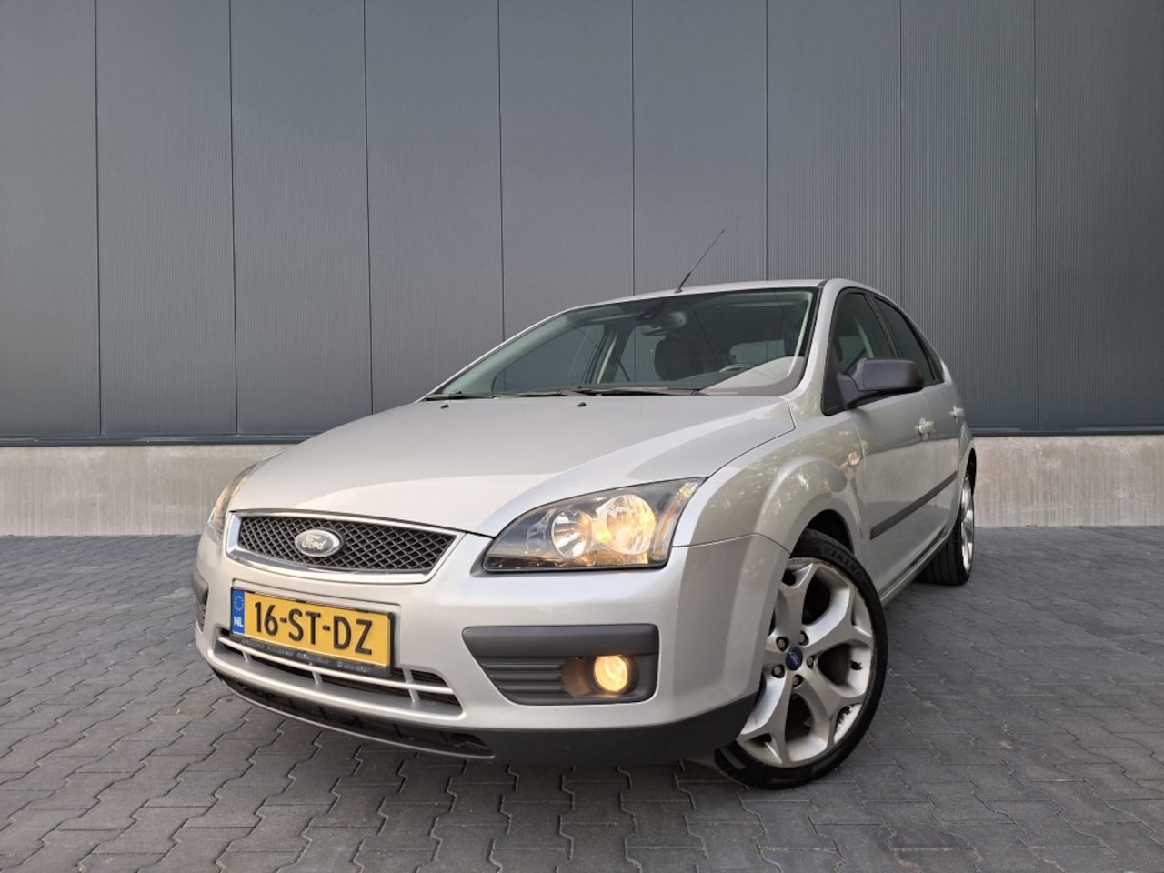 Ford Focus - 1.6-16V Futura | Trekhaak | 5 deurs | Nieuwe voorbanden | NAP | - AutoWereld.nl