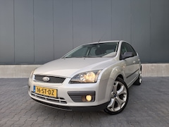 Ford Focus - 1.6-16V Futura | Trekhaak | 5 deurs | Nieuwe voorbanden | NAP |