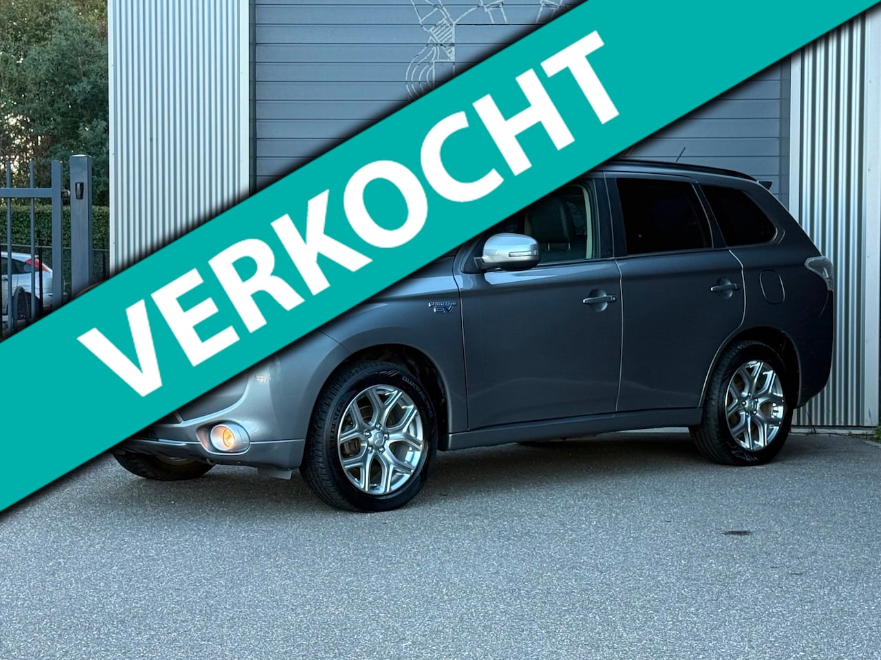 Mitsubishi Outlander - 2.0 PHEV Instyle 2e EIG/SCHUIFDAK/NAVI - AutoWereld.nl
