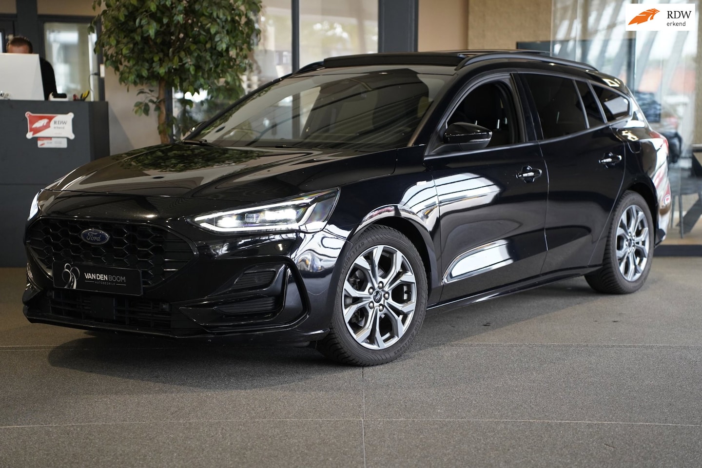 Ford Focus Wagon - 1.0 EcoBoost Hybrid ST Line X AUT Pano Trek Navi Led Pdc - AutoWereld.nl