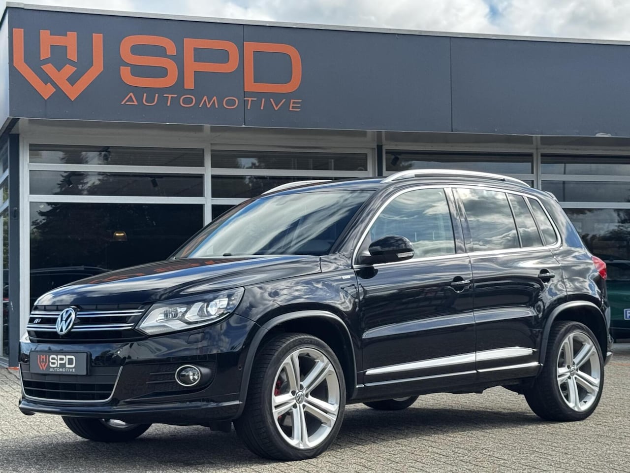 Volkswagen Tiguan - 2.0 TDI R-Line 4Motion|DSG|19"|Bi-Xenon - AutoWereld.nl