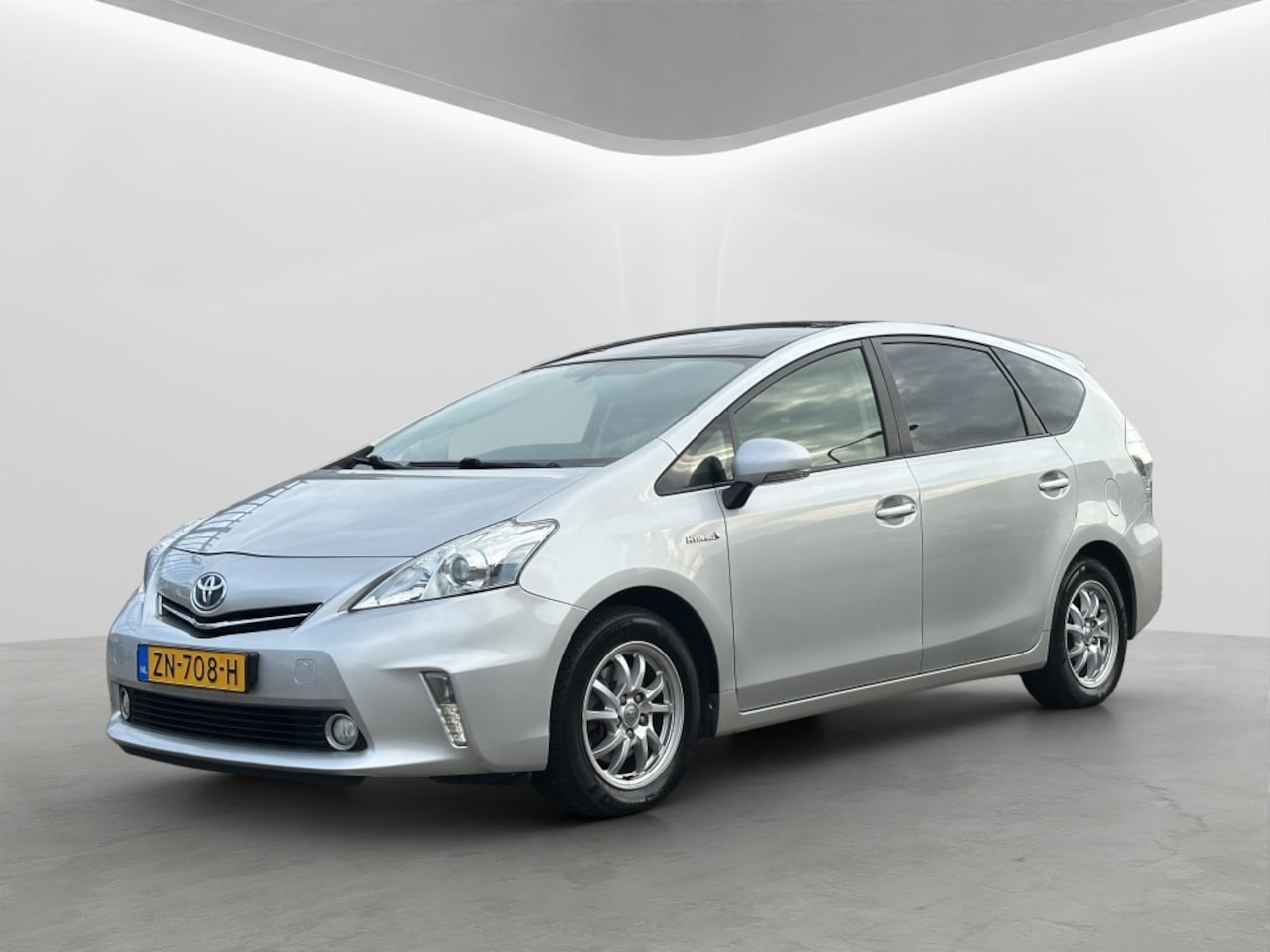 Toyota Prius Wagon - 1.8 Dynamic Pano HUD Navi PDC - AutoWereld.nl