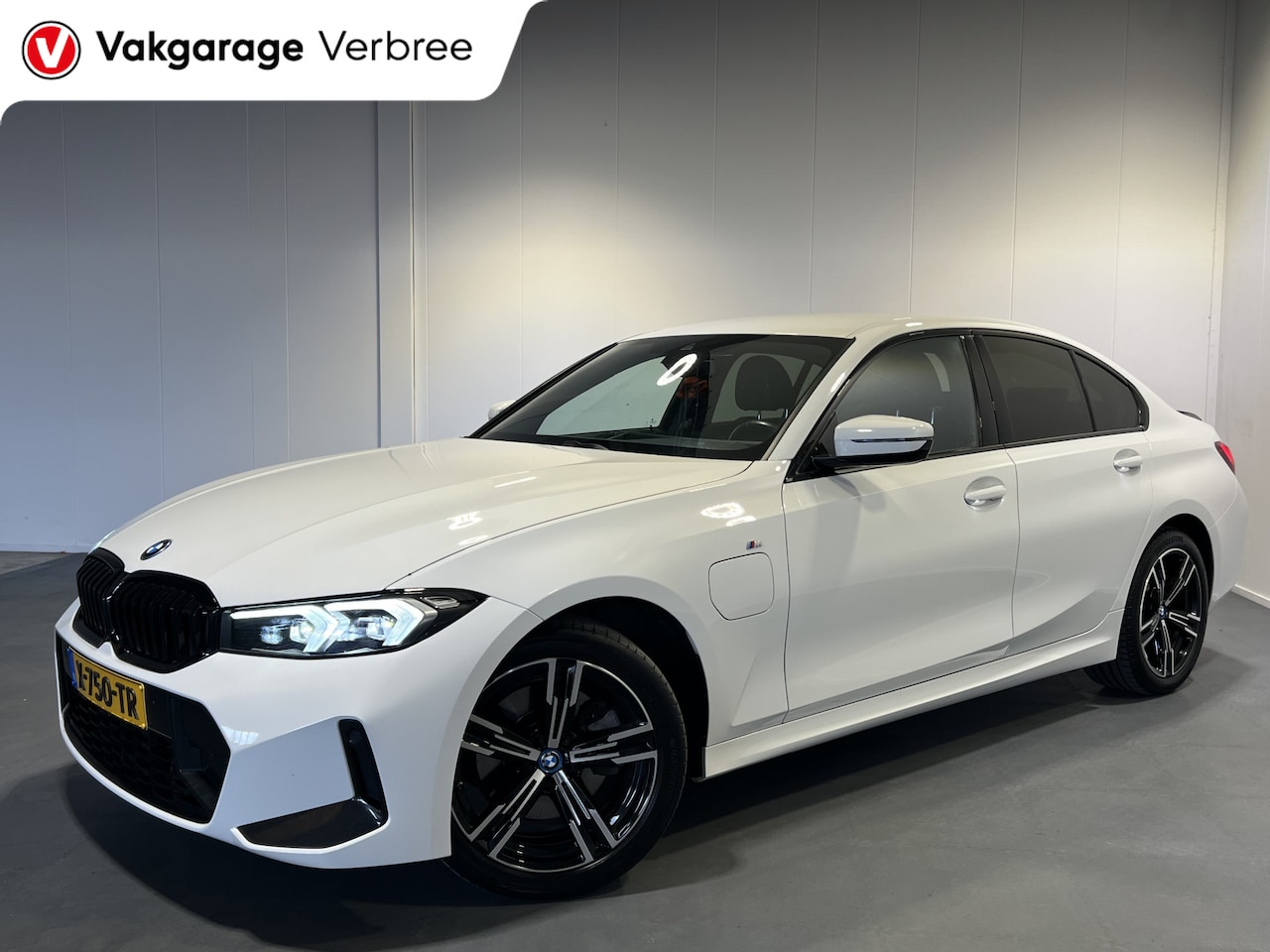 BMW 3-serie - 320e | Navigatie/Android/Apple Carplay | M-Pakket | Sfeerverlichting | LM Velgen | Cruise - AutoWereld.nl