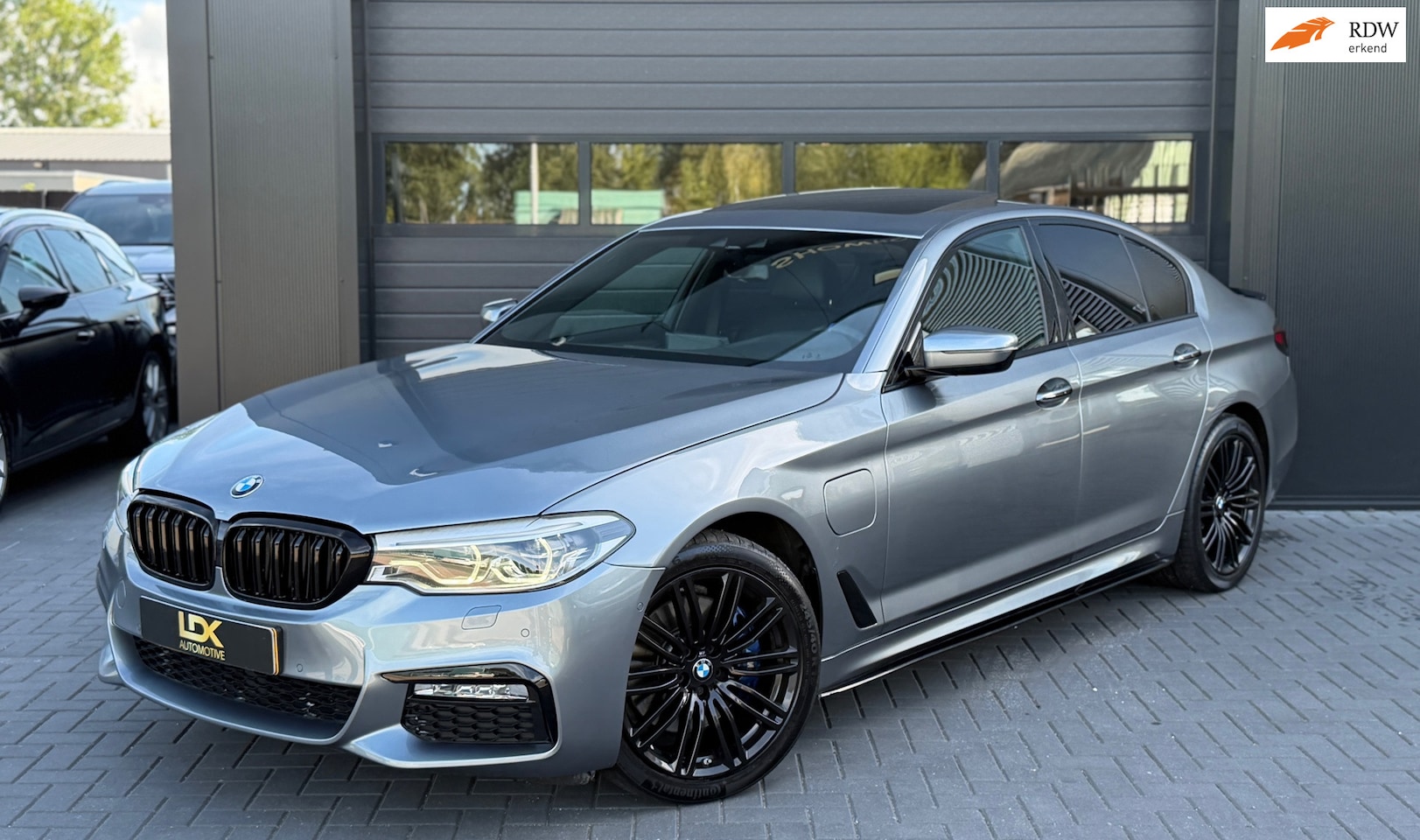 BMW 5-serie - 530e iPerformance High Executive M Pakket |Sportuitlaat|Dak|Camera - AutoWereld.nl