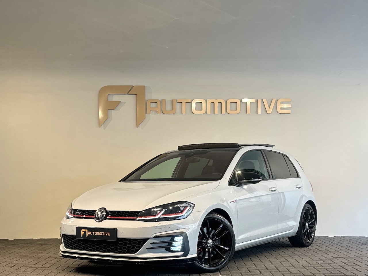 Volkswagen Golf - 2.0 TSI GTI Pano|Leer|DCC|Trekhaak|Camera|Dynaudio - AutoWereld.nl