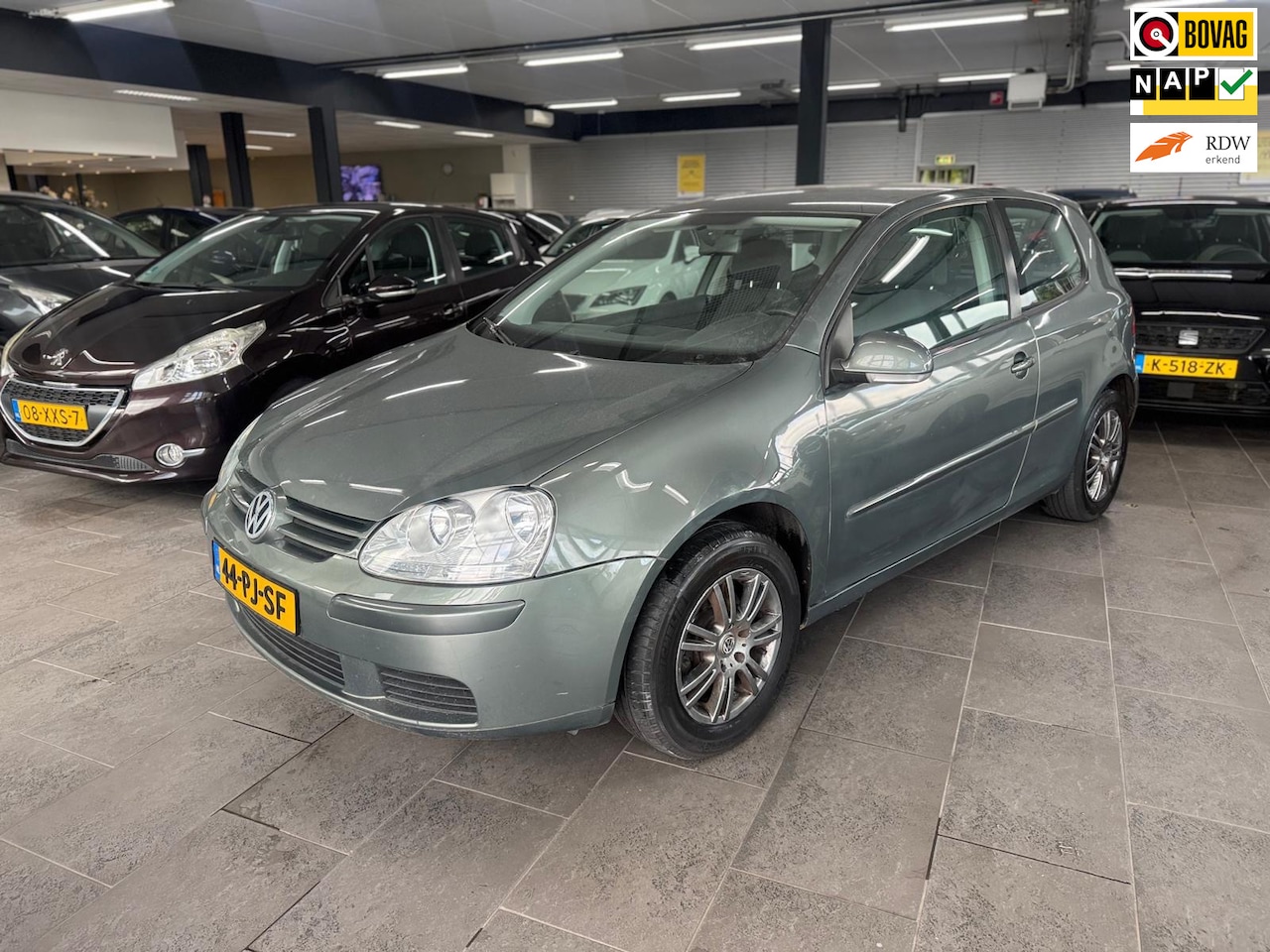 Volkswagen Golf - 1.6 FSI Trendline navigatie lm-velgen elektrische pakket cruise controle - AutoWereld.nl