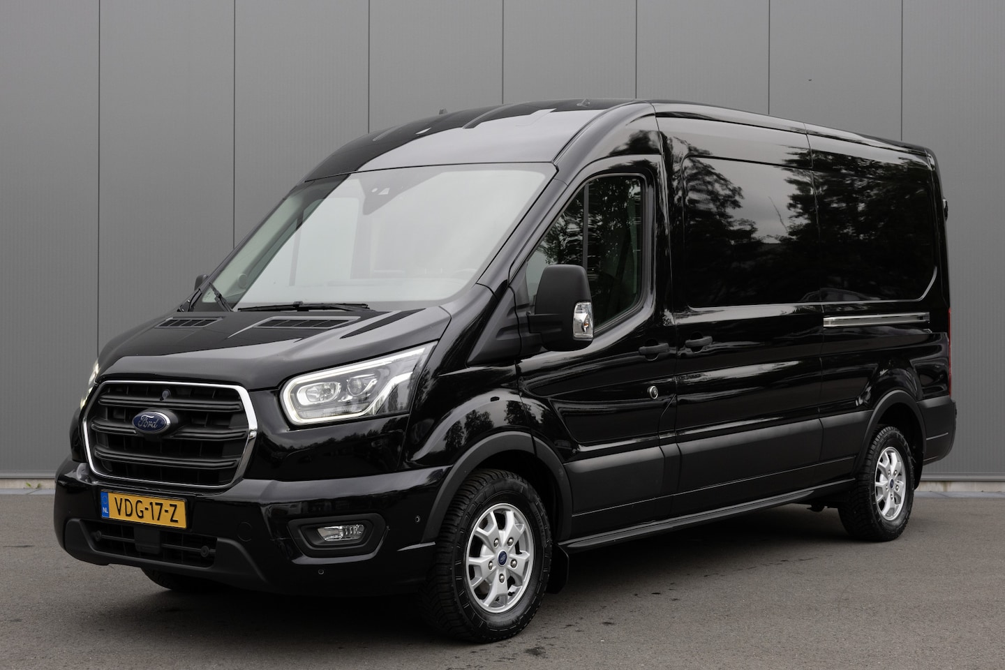 Ford Transit - 350 2.0 | 185 PK | L3H2 Limited | 2X SCHUIFDEUR | TREKHAAK - AutoWereld.nl