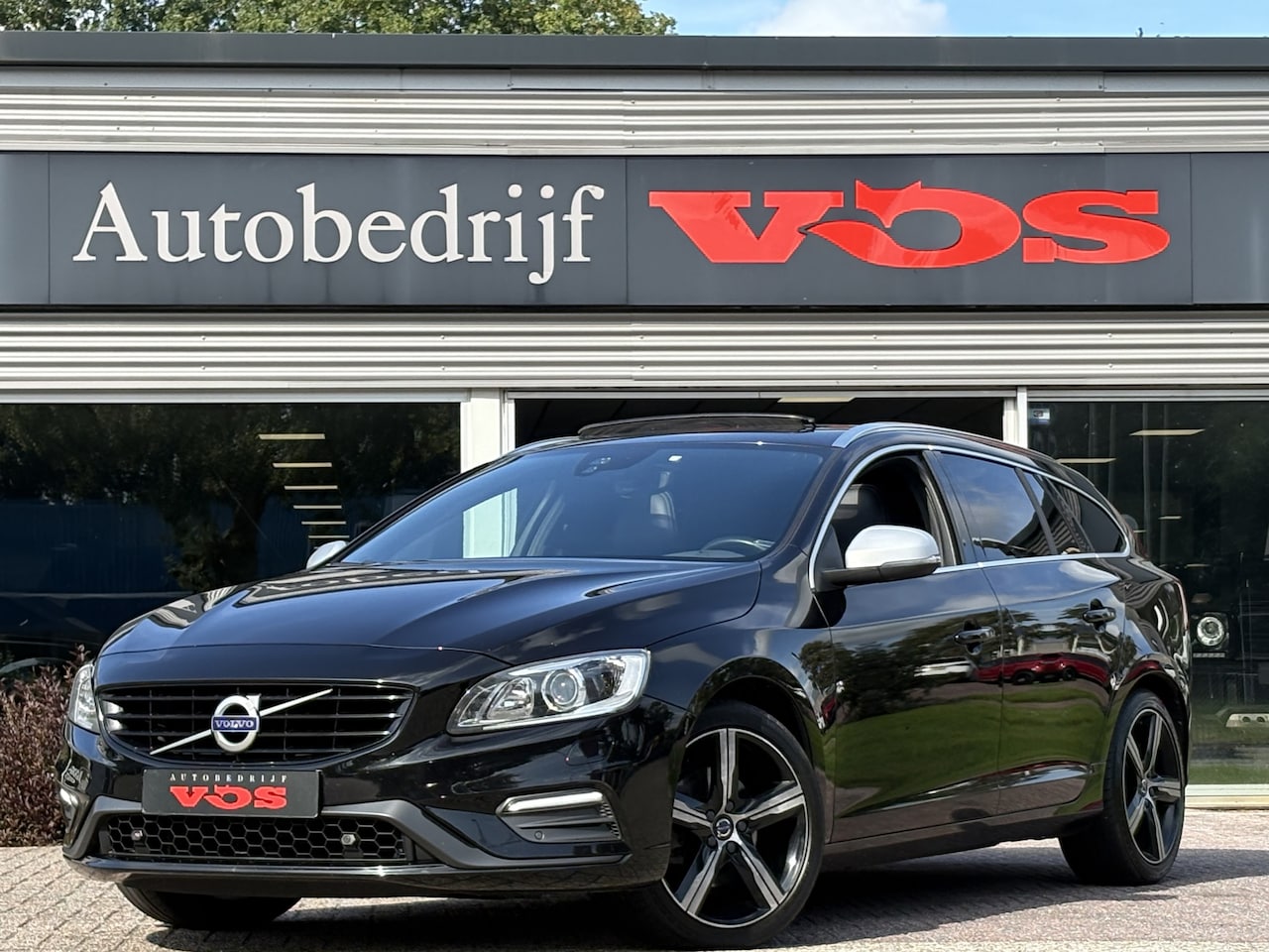 Volvo V60 - 2.0 D3 R-Design | Glasdak | Trekhaak | Memory | Camera - AutoWereld.nl
