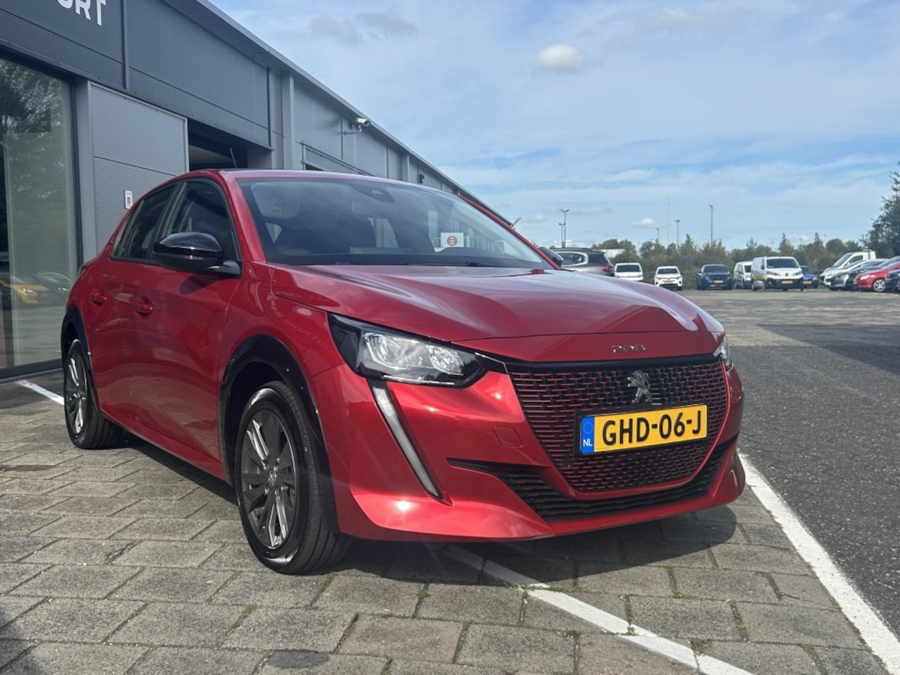 Peugeot e-208 - EV 50kWh 136pk Active Pack | Navigatie | Bluetooth | Parkeersensoren achter | Cruise & Cli - AutoWereld.nl