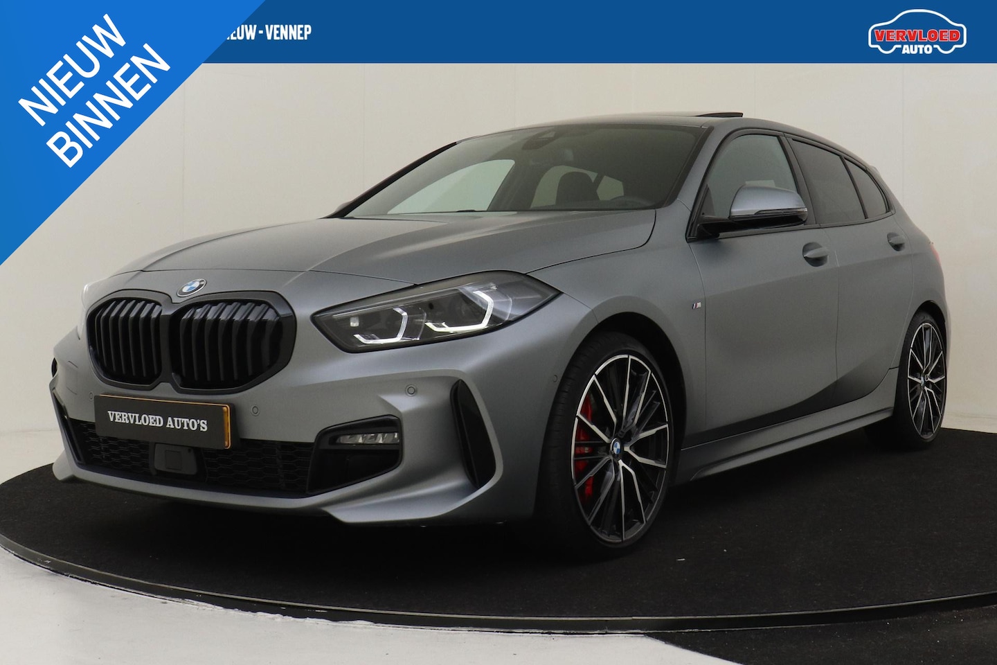 BMW 1-serie - 118I M SPORT *VOL!* -PANO.DAK|HARMAN/KARDON|HEAD-UP DISP.|SPORTSTOELEN|FROZEN|CAMERA|KEYLE - AutoWereld.nl