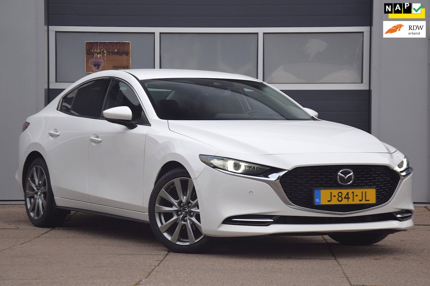 Mazda 3 - 2.0 e-SkyActiv-X M Hybrid 180 Luxury 360 CAMERA/FILE ASSISTENT/LEDEREN BEKLEDING - AutoWereld.nl