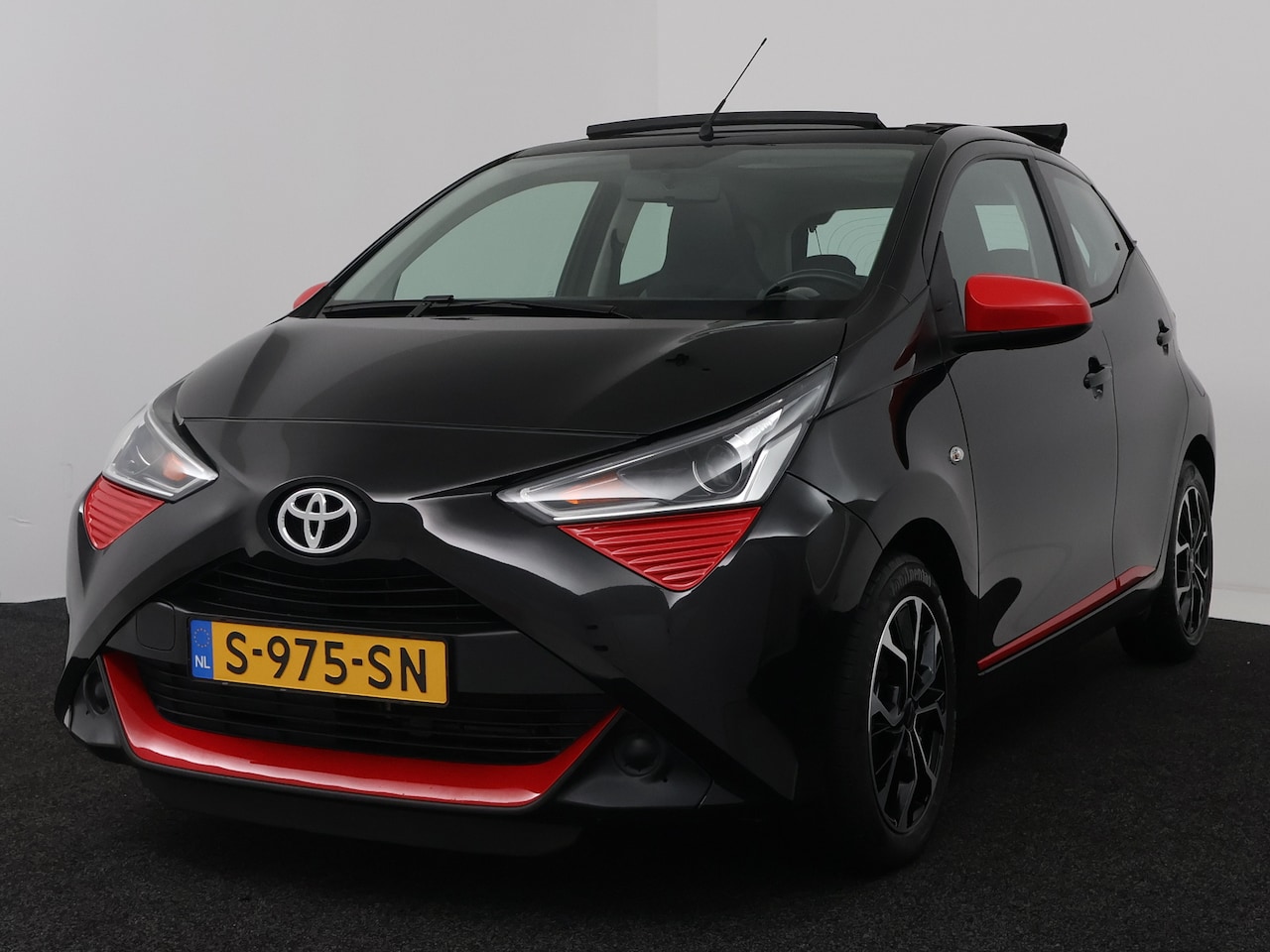 Toyota Aygo - 1.0 VVT-i x-play | Cabriodak | Camera | Carplay | Bi-color | - AutoWereld.nl