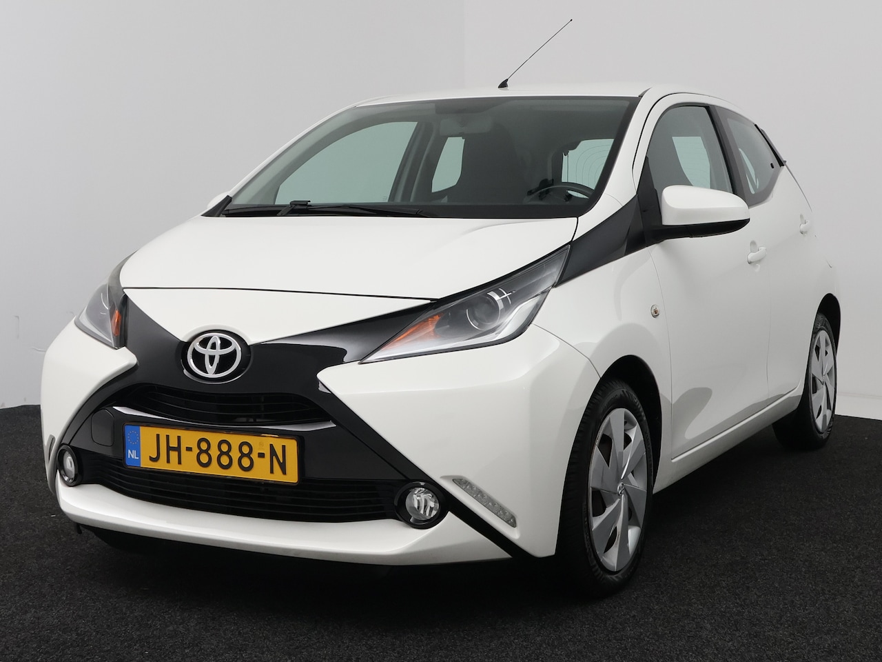 Toyota Aygo - 1.0 VVT-i x-play 1.0 VVT-i x-play - AutoWereld.nl