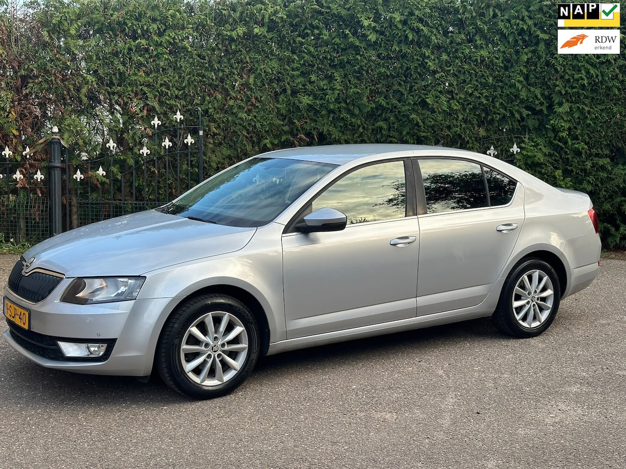 Skoda Octavia - 1.4 TSI Greentech Ambition Businessline Automaat Clima Cruise PDC LMV Goed Onderhouden - AutoWereld.nl