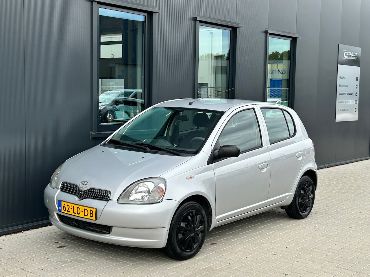 Toyota Yaris - 1.3 VVT-i Luna | 5-drs | Airco | Dealer onderhouden. - AutoWereld.nl
