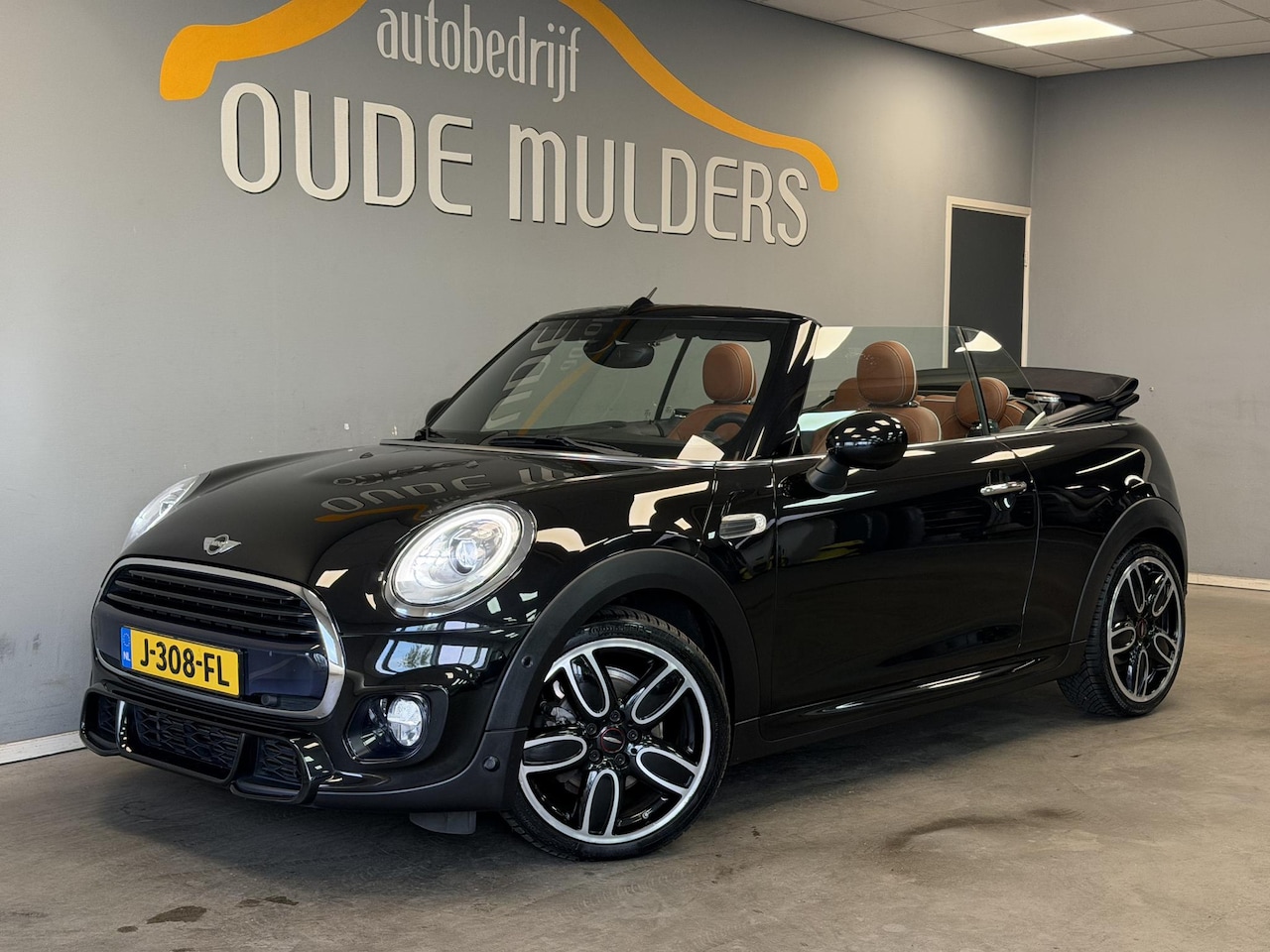 MINI Cabrio - 1.5 Cooper Cabrio JCW | Cruise | Stoelverwarming | Clima | Elektrische kap | Navi | Bruin - AutoWereld.nl