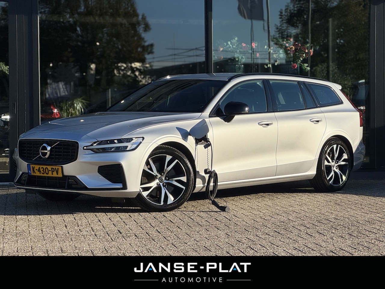 Volvo V60 - 2.0 T6 Recharge AWD R-Design Wegdr.Trekhaak | Adaptive Cruise | Camera - AutoWereld.nl