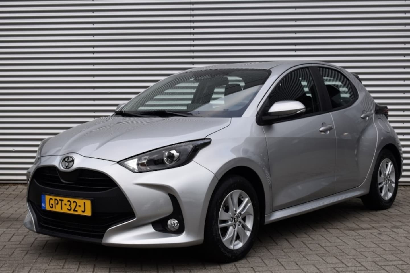 Toyota Yaris - 1.5 HYBRIDE ACTIVE / ADAP. CRUISE / P.CAMERA / APPLE/ANDROID AUTO - AutoWereld.nl