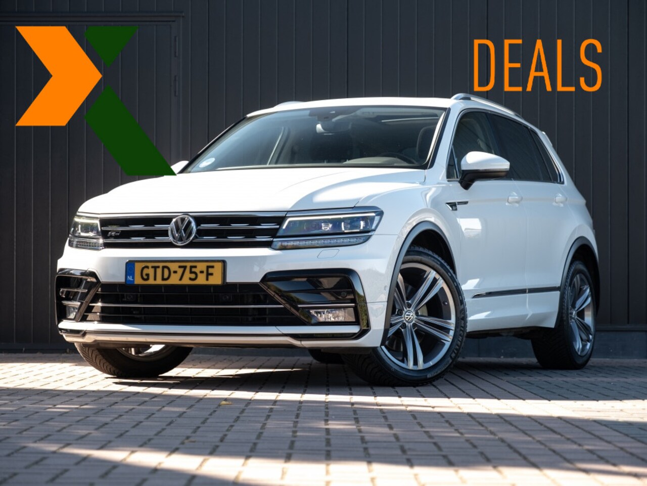 Volkswagen Tiguan - 2.0 TSI 4M. Highline Business R-Line | Pano | Trekhaak | Velours | Adaptieve Cruise - AutoWereld.nl