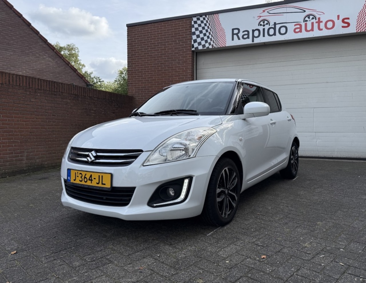 Suzuki Swift - 1.2 DYNAMIC EASSS Stoel verwarming leder bekleding - AutoWereld.nl
