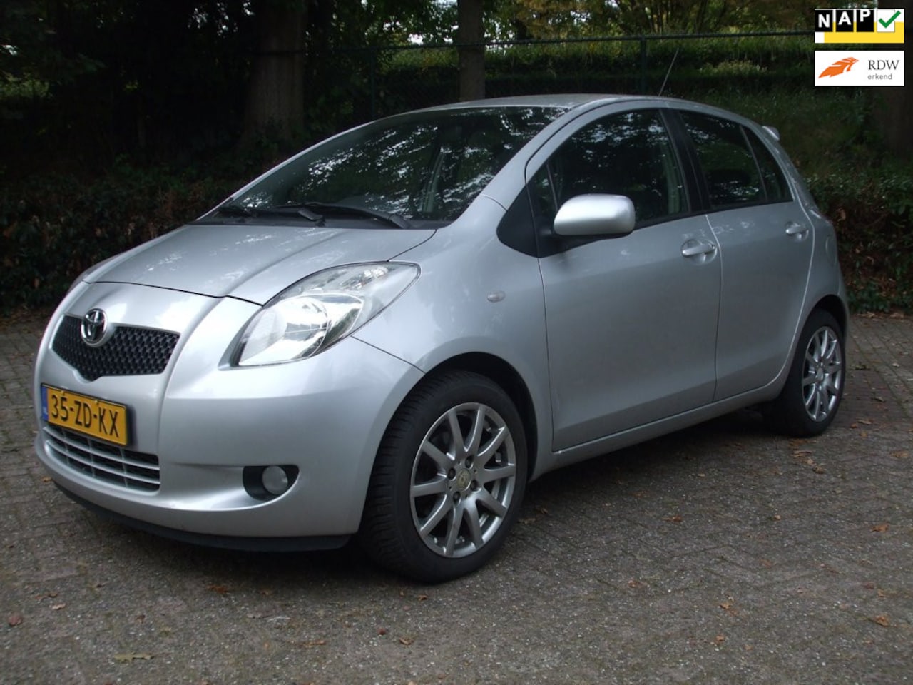 Toyota Yaris - 1.3 VVTi Sol airco 2e eigen. 174 dkm NAP 5drs grijs - AutoWereld.nl
