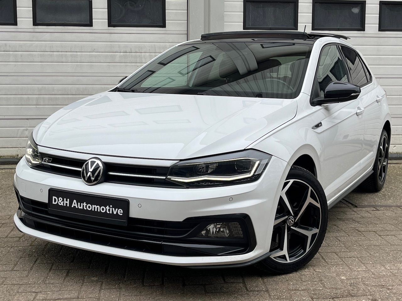 Volkswagen Polo - 1.0 TSI 3 X R-Line aut/pano/carplay/keyless/navi/acc/camera/front assist/xenon/led - AutoWereld.nl