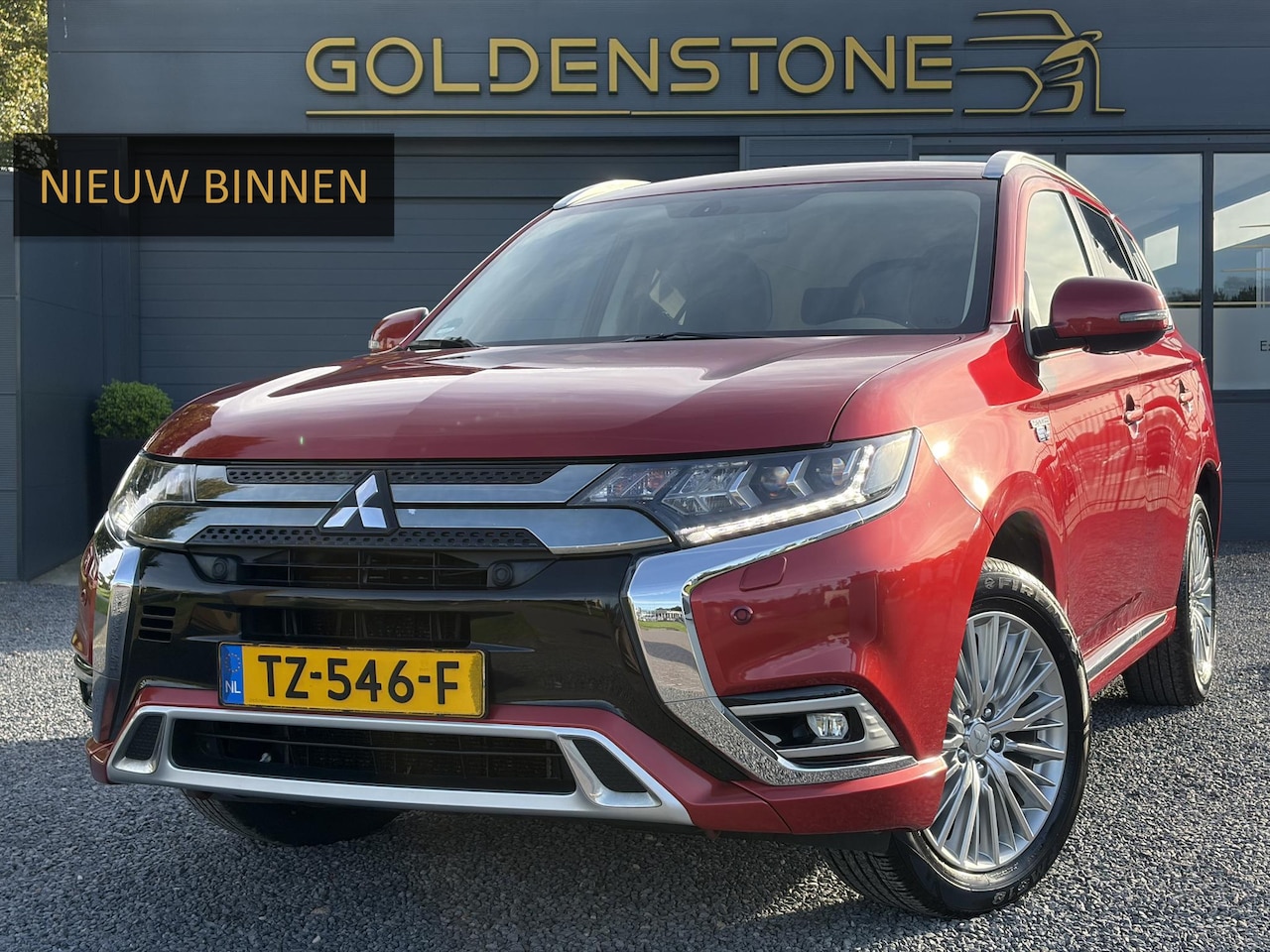 Mitsubishi Outlander - 2.4 PHEV Intense ✓1e Eigenaar✓Trakhaak✓SOH 67%✓Carplay✓Camera✓Alcantara-Leder✓Stoelverw-St - AutoWereld.nl