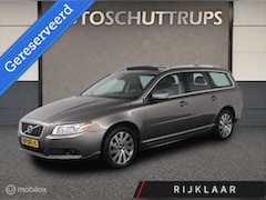 Volvo V70 - 1.6 T4 Limited Edition LEDER / STOELVERW. / DAKJE / TR.HAAK / NAVI / CLIMA / CRUISE
