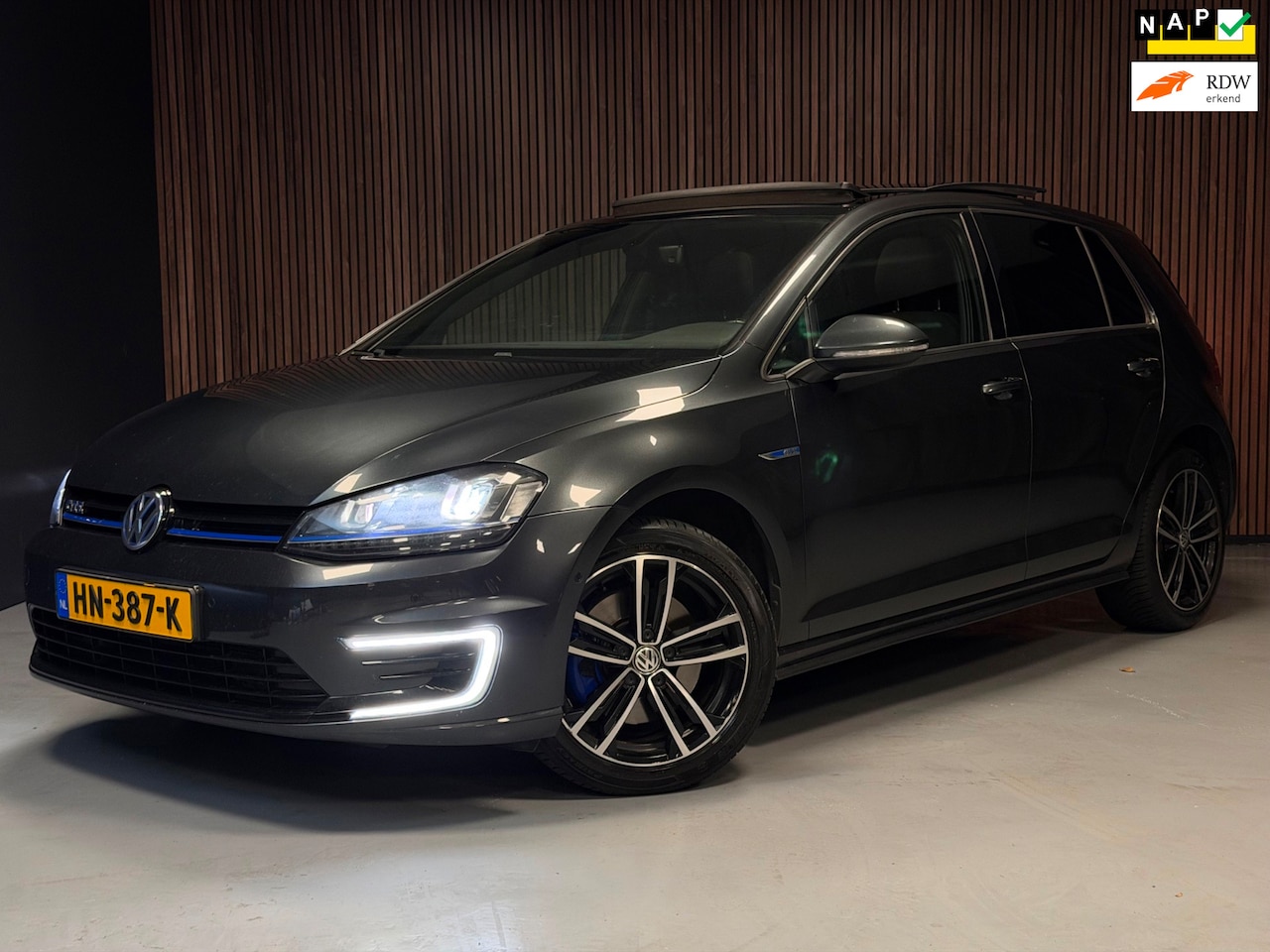 Volkswagen Golf - 1.4 TSI GTE PANORAMADAK|ACHTERUITRIJCAMERA|204PK|FACELIFT ACHTERLICHTEN|APPLE CARPLAY|ORIG - AutoWereld.nl