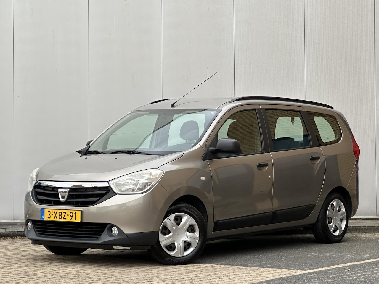 Dacia Lodgy - 1.2 TCe Ambiance l Gereviseerde motor á €6.376,- l Cruise l Airco l NAP l - AutoWereld.nl
