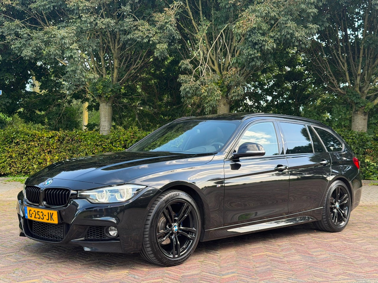BMW 3-serie Touring - 318i M Sport CL, Panoramadak, Leder, CarPlay, Trekhaak, Bowers & Wilkins - AutoWereld.nl