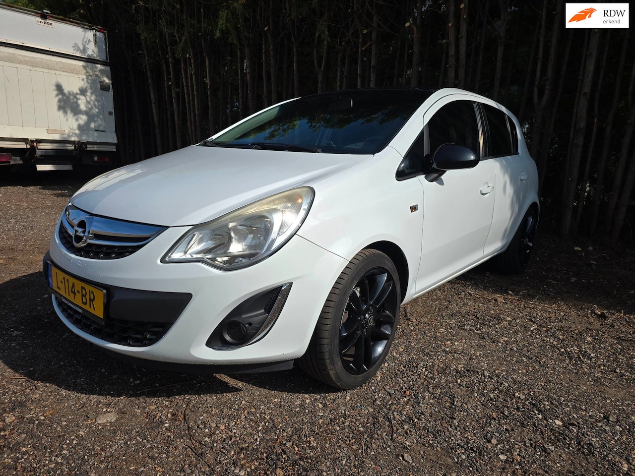 Opel Corsa - 1.2-16V Anniversary Edition 1.2-16V Anniversary Edition - AutoWereld.nl