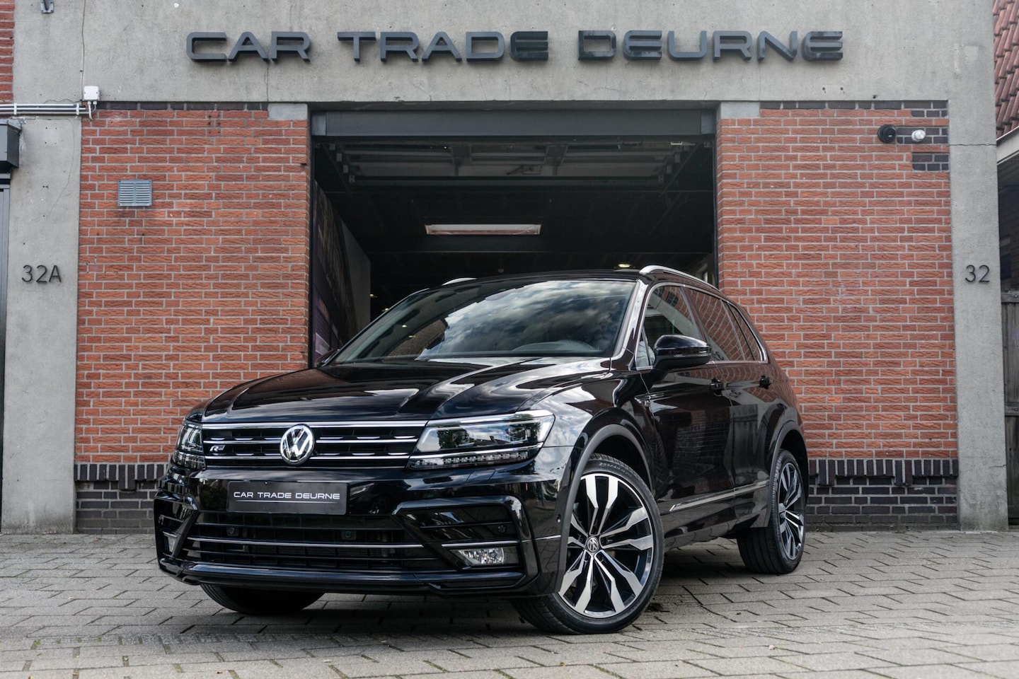 Volkswagen Tiguan - 2.0 TSI 4Motion R-Line Pano / Leder / Trekhaak - AutoWereld.nl