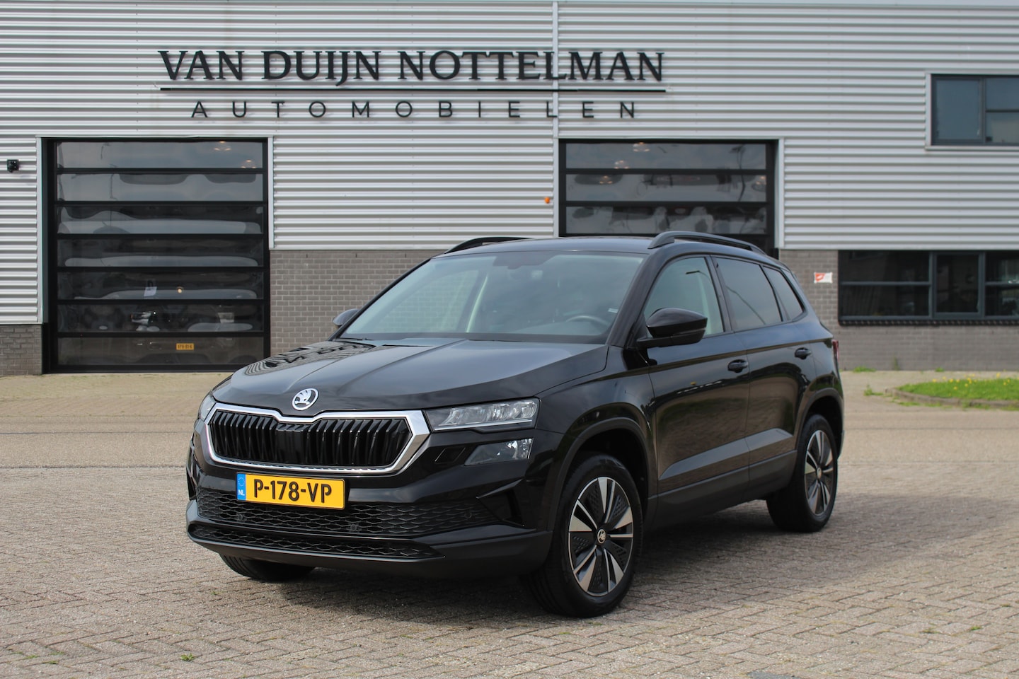 Skoda Karoq - 1.5 TSI ACT Business Edition / Keyless / Trekhaak / N.A.P. - AutoWereld.nl