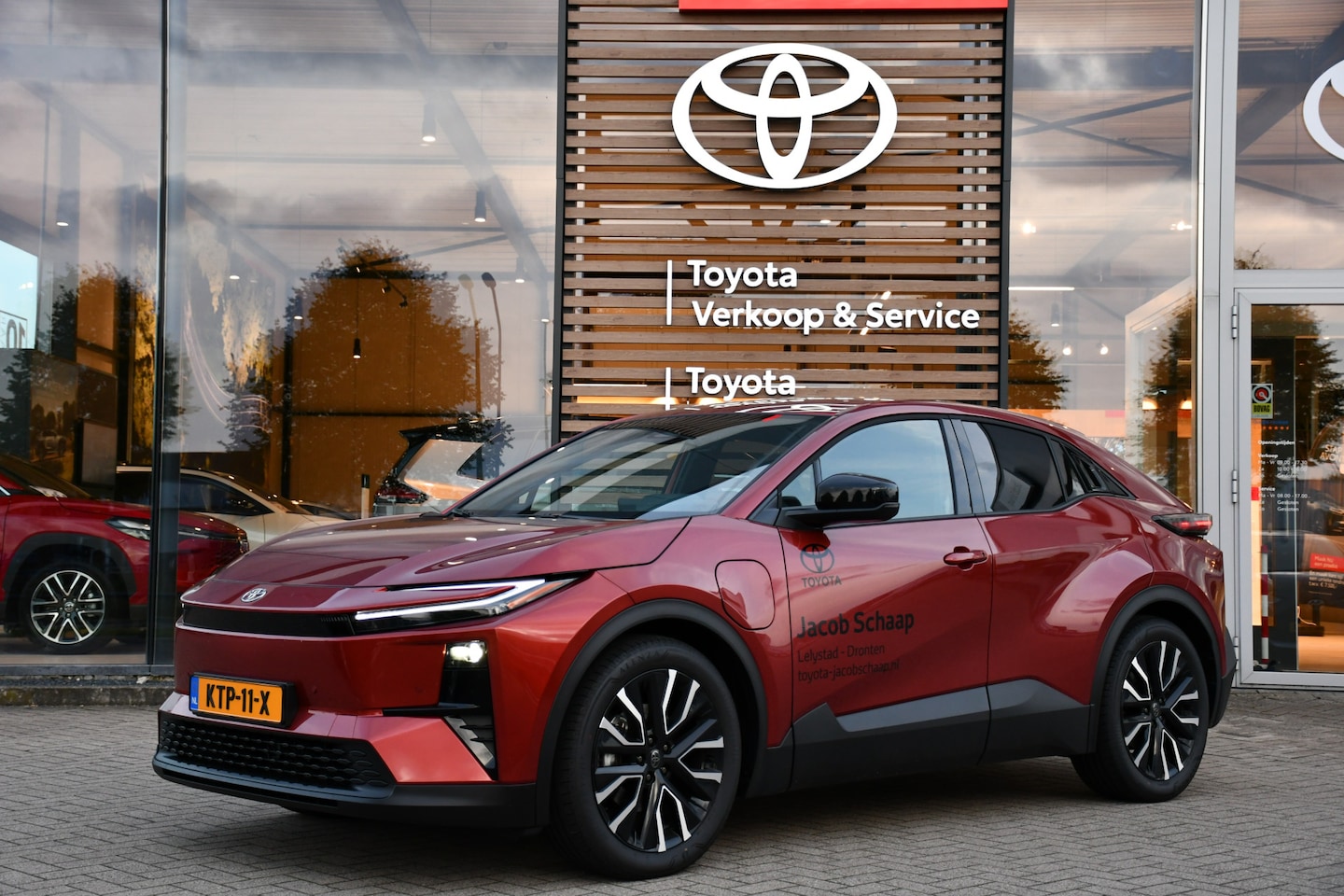 Toyota C-HR - First Edition 77 kWh Automaat 224pk | DEMO-auto | 20 inch velgen | - AutoWereld.nl