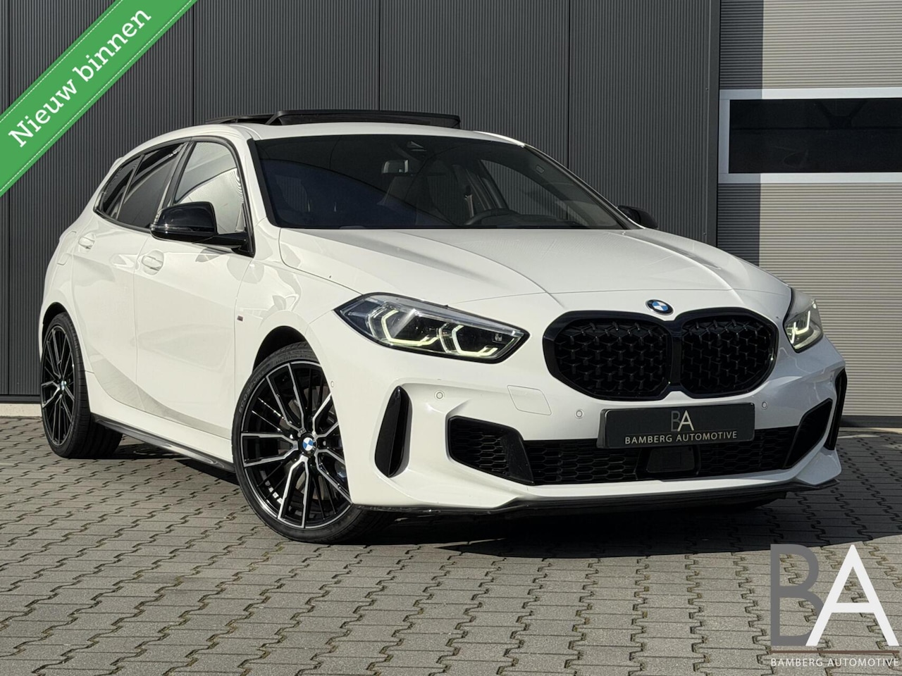BMW 1-serie - M135i xDrive|H/K|Led|pano|carplay|kuiptstoel - AutoWereld.nl