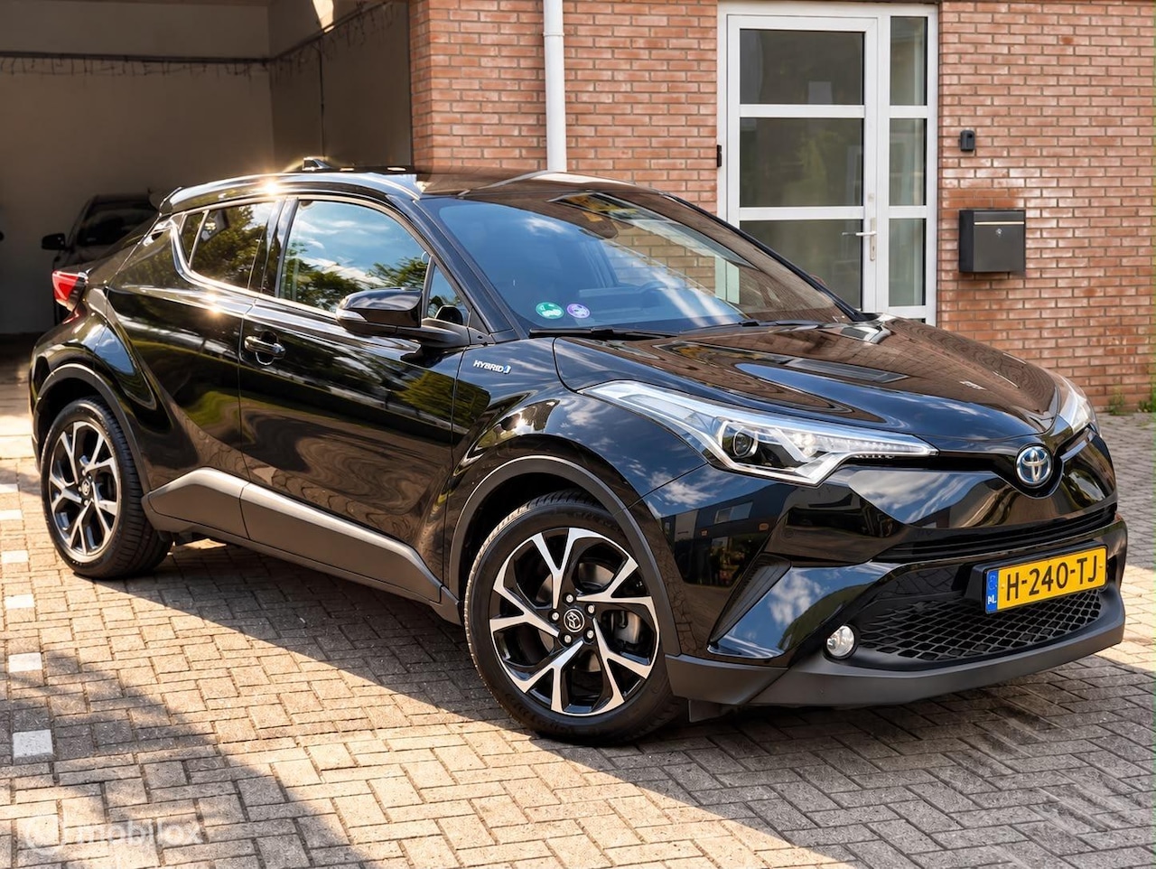 Toyota C-HR - 1.8 Hybrid Executive BJ 2019, LED, 100% Dealer onderhouden! - AutoWereld.nl