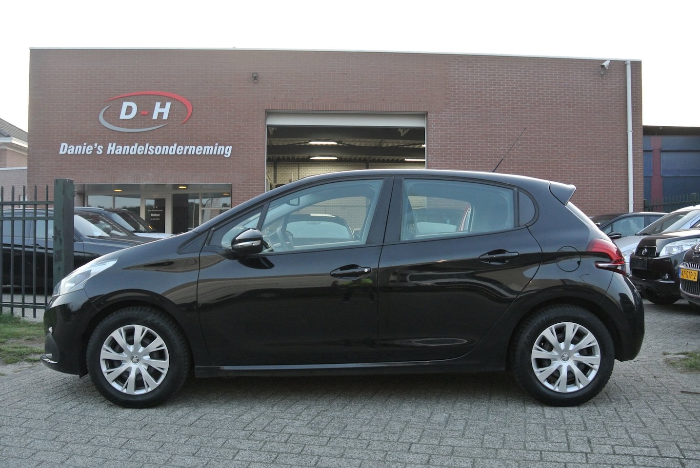 Peugeot 208 - 1.2 PureTech Blue Lease airco apk 15-06-2027 inruil mogelijk nap - AutoWereld.nl
