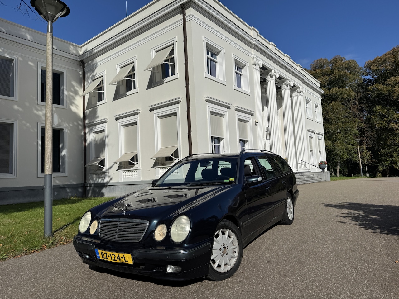 Mercedes-Benz E-klasse Combi - 320 V6 AUT BLIJVEND YOUNGTIMER ! - AutoWereld.nl