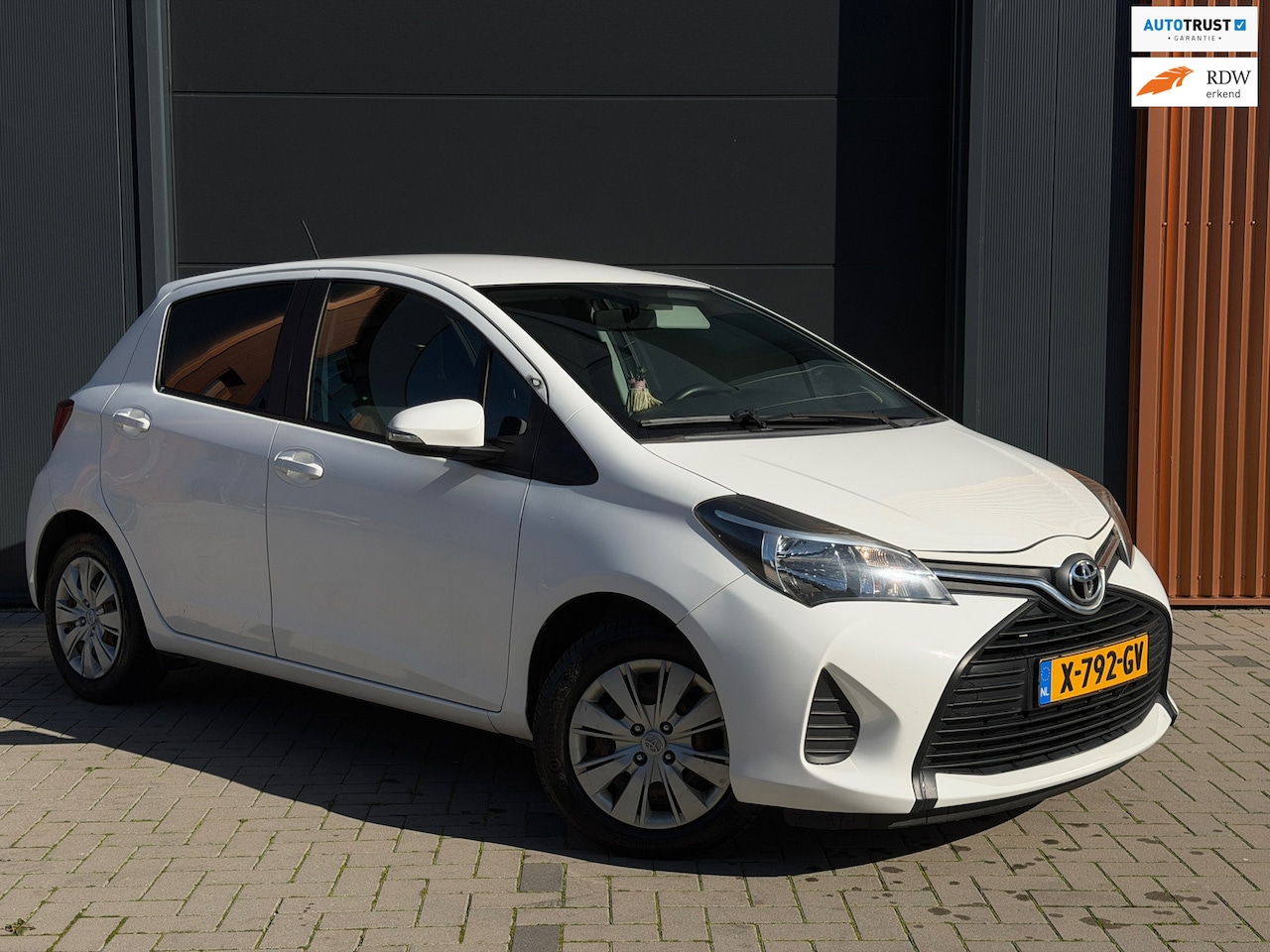 Toyota Yaris - 1.0 VVT-i Comfort|Airco|Scherm|Bluetooth|Elektrische Ramen - AutoWereld.nl