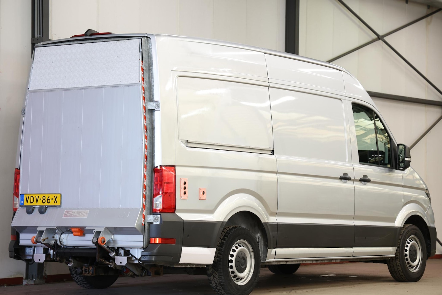 Volkswagen Crafter - 2.0 TDI AUTOMAAT L3H3 LAADKLEP EN TREKHAAK - AutoWereld.nl