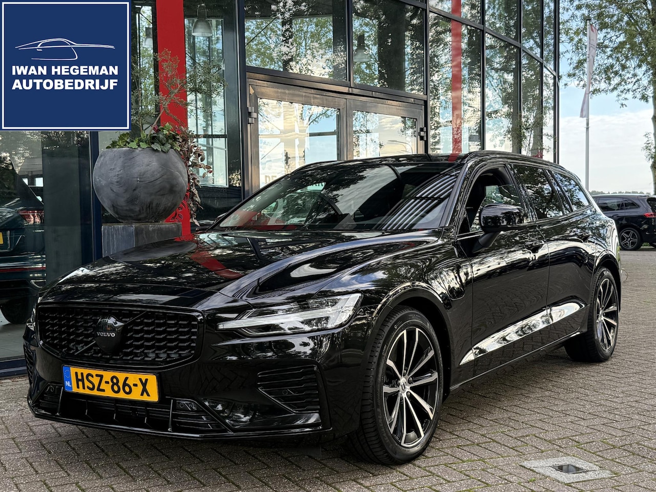Volvo V60 - 2.0 T6 Plug-in hybrid AWD Plus Dark | Wekl. Trekhaak | Leder | PDC + Camera | Climate cont - AutoWereld.nl