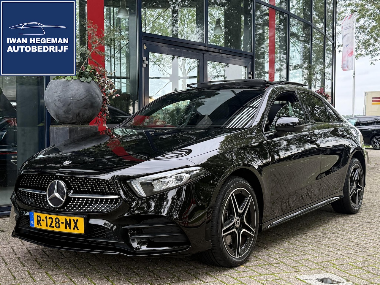 Mercedes-Benz A-klasse - 250 e Business Solution AMG Limited | Panoramadak | Sfeerverlichting | PDC + Camera | Clim - AutoWereld.nl