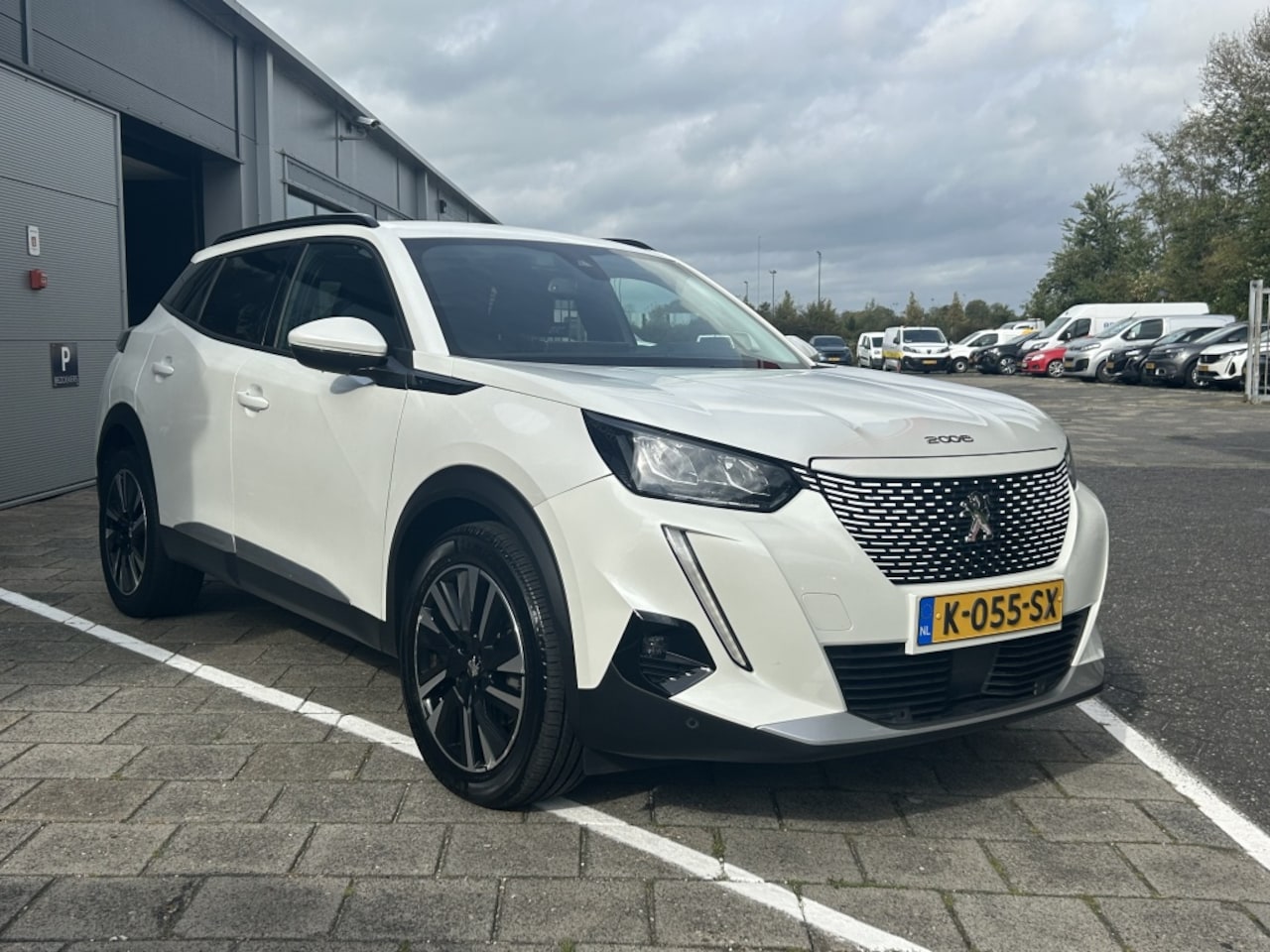 Peugeot e-2008 - EV 50kWh 136pk Allure Apple Carplay & Android Auto | Cruise & Climate control | Parkeersen - AutoWereld.nl