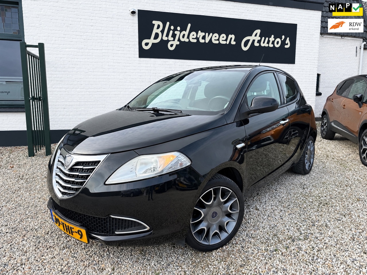 Lancia Y(psilon) - Ypsilon 1.2 Platinum Airco | Cruise Control| Parkeersensoren | LM - AutoWereld.nl