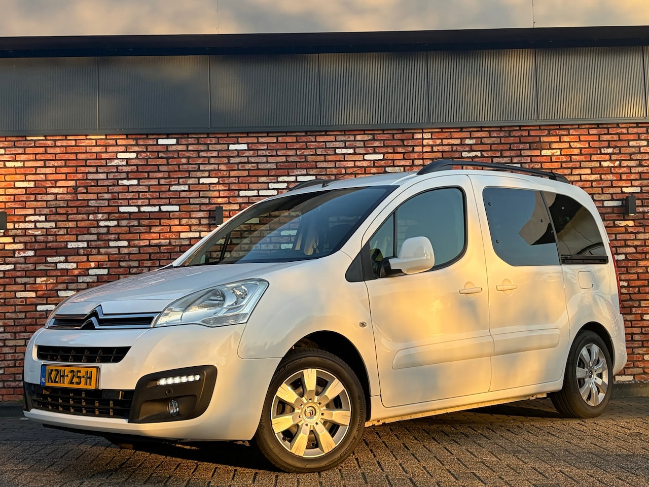 Citroën Berlingo - 1.2 Shine 5-Pers Carplay Cruise Clima Pdc 1Eig Voll.Onderhouden! - AutoWereld.nl